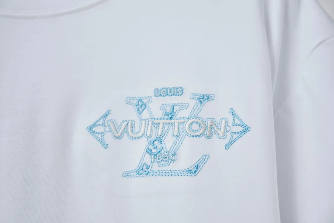 🅿️180 1V 25SS early spring new style Short sleeves with embroidered LV letters Light luxury Essential item for daily commuting for men and women Correct version Welcome to compare Detailed features · 320g 100% pure cotton double yarn jersey fabric · Special thickened 32 pieces of double-strand 1X1 thread in the same vat custom dyeing · Imported Tajima machine embroidery with various craft letters · Double-needle stitching and cross-stitching technology · Original main mark, washable tag, brand moisture-proof paper packaging Color: black/white Size: S/M/L/XL